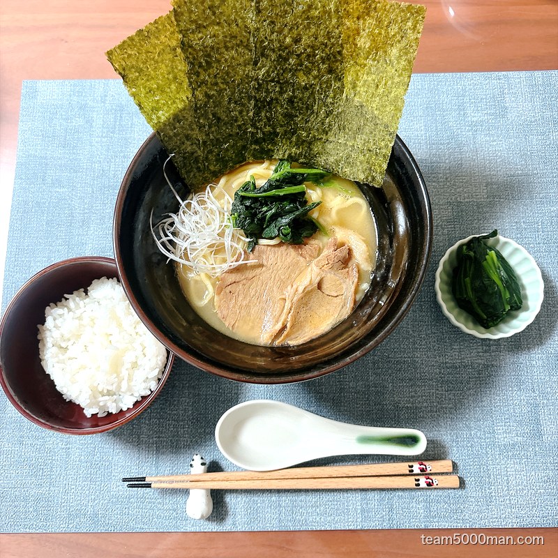 らーめん一二三家 完成丼と白米ときゅうりの食卓