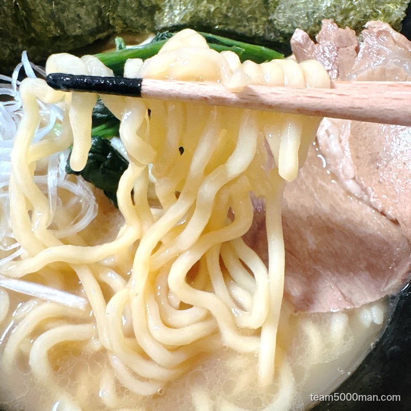 らーめん一二三家 もちもちの自家製中太麺のリフト