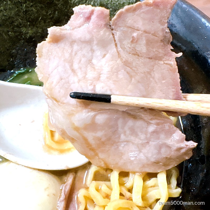 神田ラーメンわいずのチャーシューを箸で持ち上げたアップ