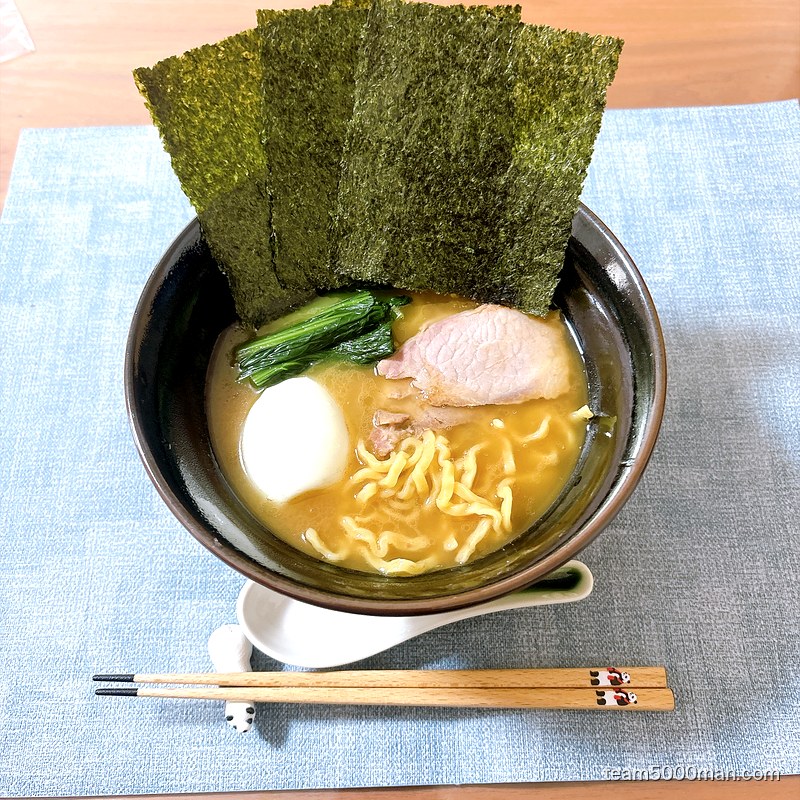 神田ラーメンわいず「ラーメン」完成丼を真上から