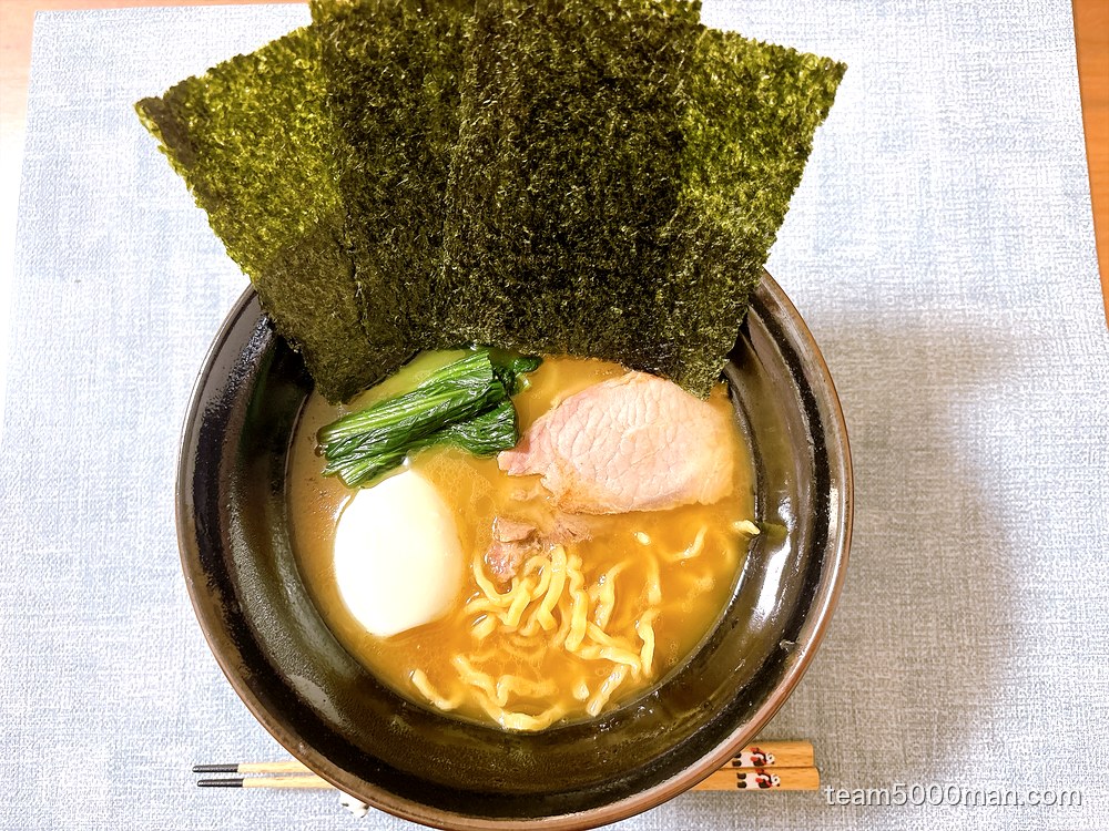 神田ラーメンわいず「ラーメン」完成丼。同梱の海苔とチャーシューに、ほうれん草とゆで卵を追加