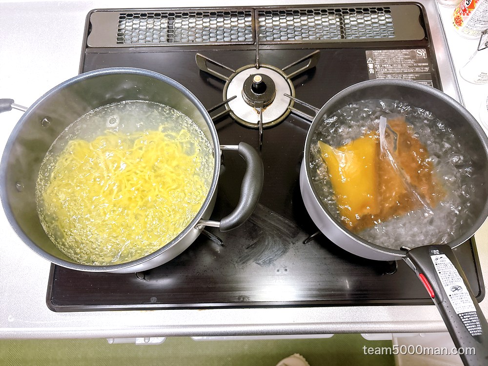 鍋2つで調理中。スープの湯せんと麺茹でを同時進行