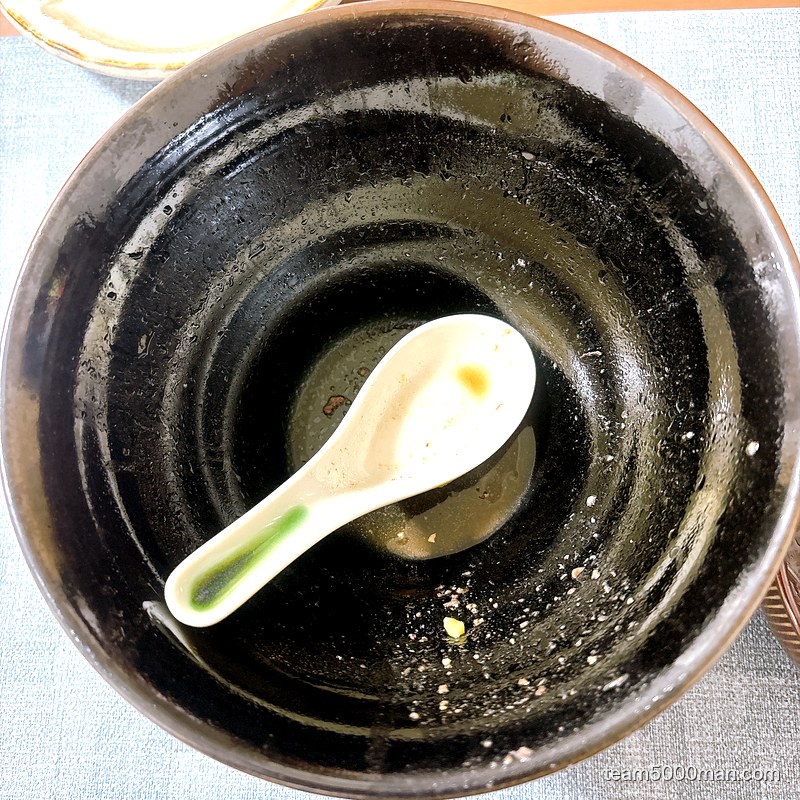 スープまで完飲した神田ラーメンわいずの空の丼