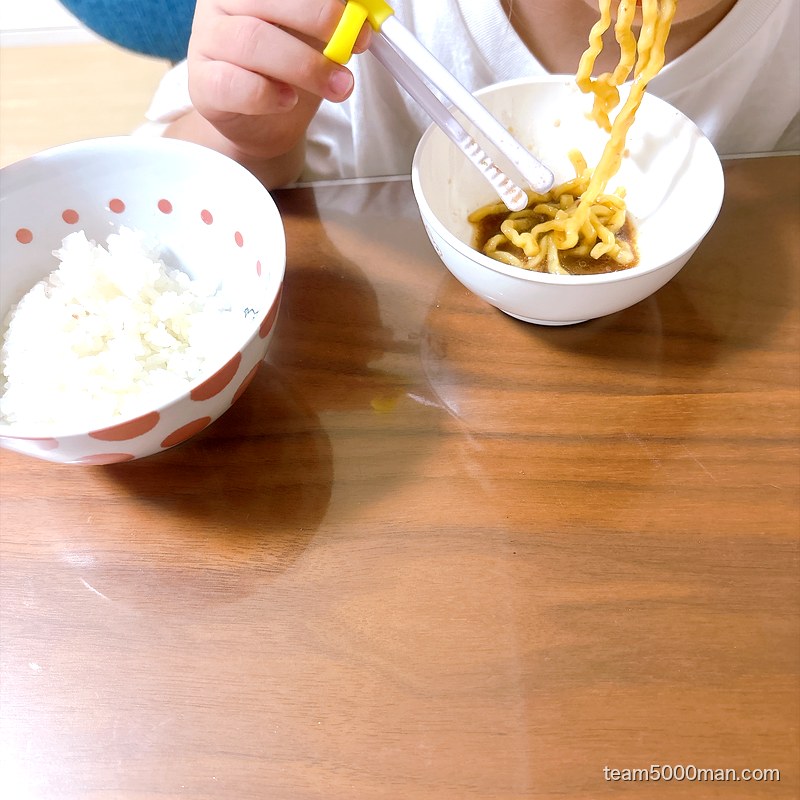 娘に取り分けた神田ラーメンわいずのラーメンとライス