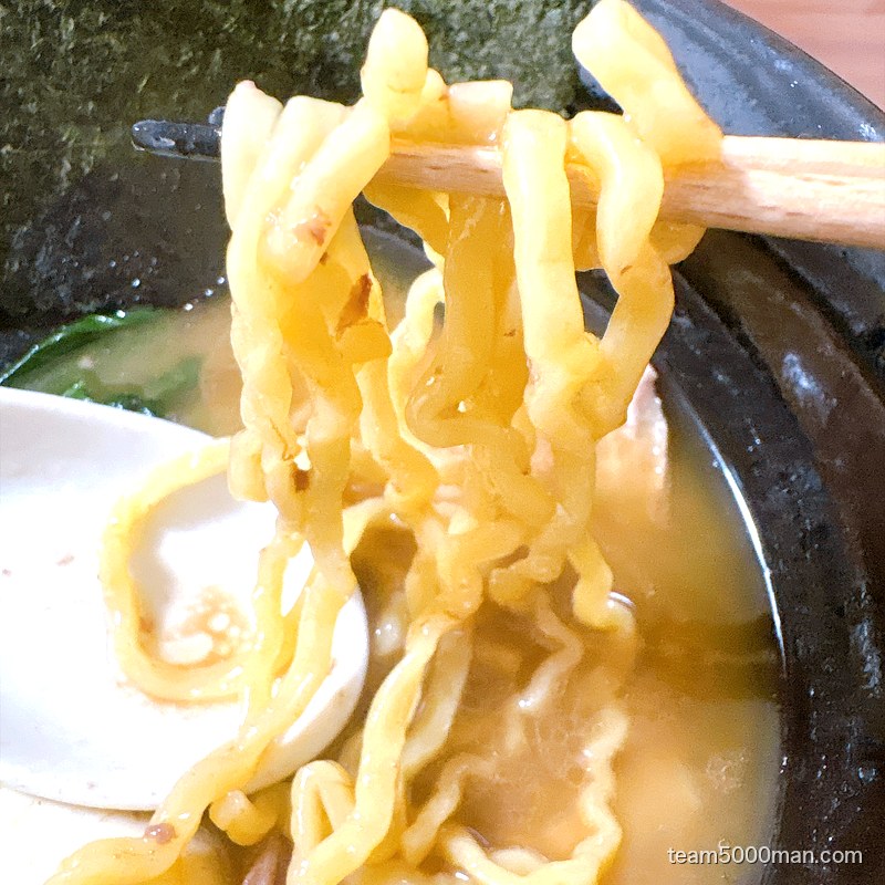 神田ラーメンわいずの中太縮れ麺を箸でリフト