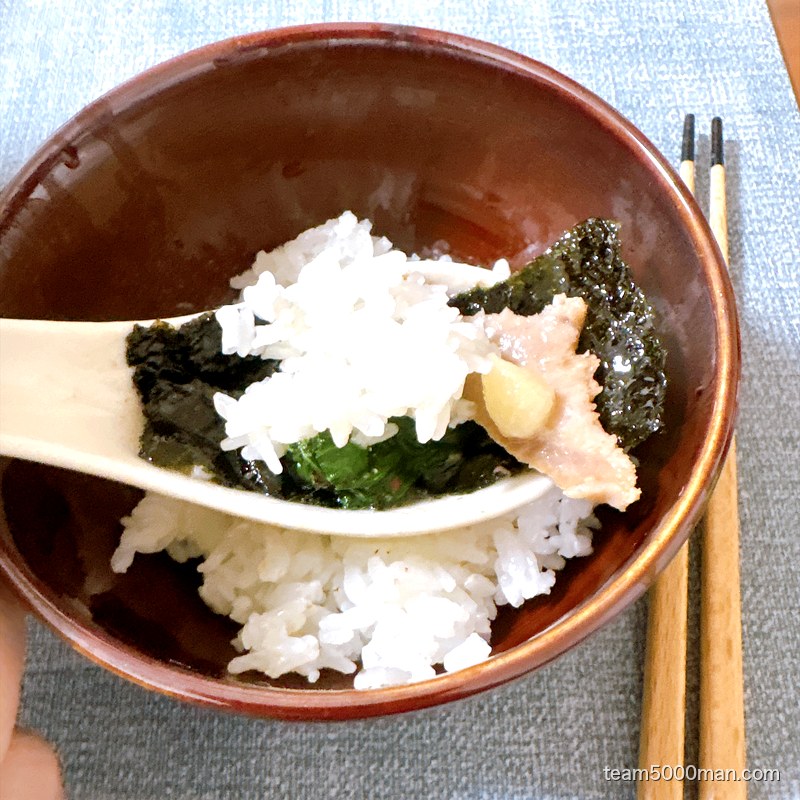 スープに浸した海苔でライスを巻く家系の定番の食べ方