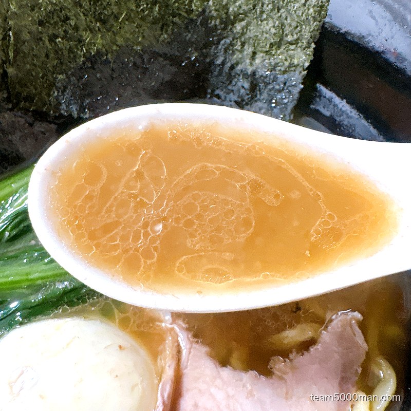 神田ラーメンわいずの濃厚豚骨醤油スープをれんげですくったアップ