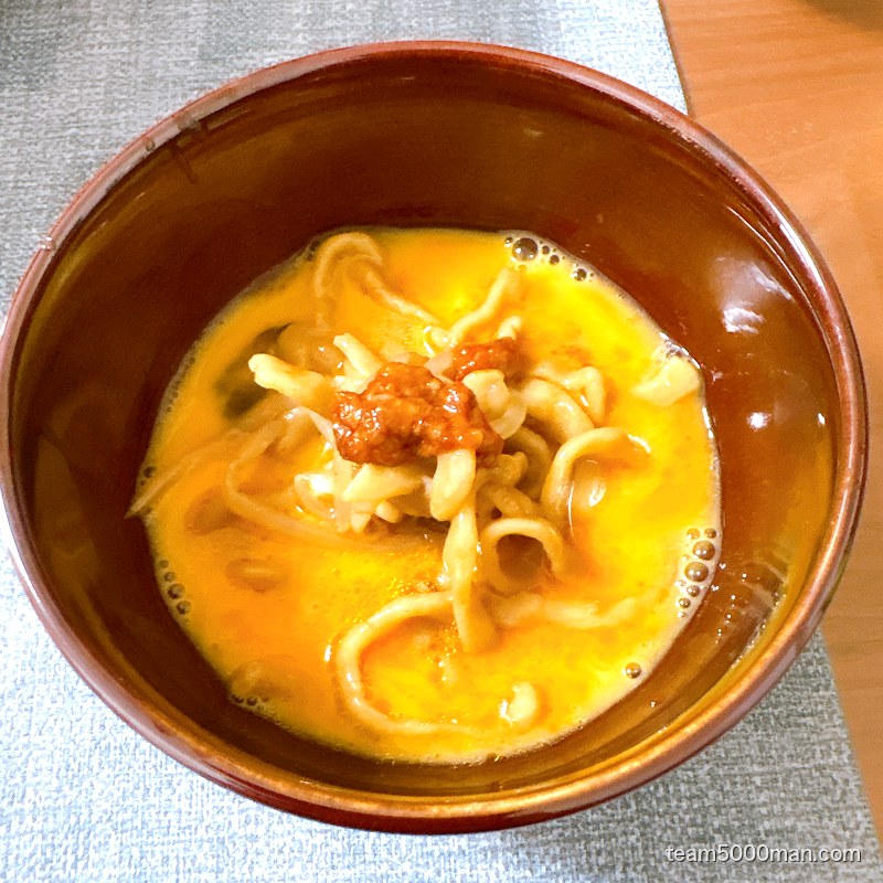 後半は生卵に麺をつけてマイルドに