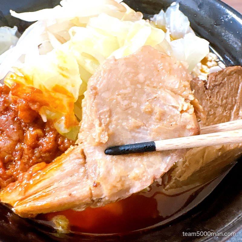 見た目は硬そうだが箸で崩れる豚ウデ肉のチャーシュー