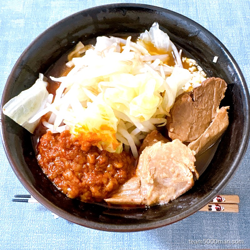 味噌二郎の完成丼を真上から。もやし・キャベツ・肉味噌・チャーシュー
