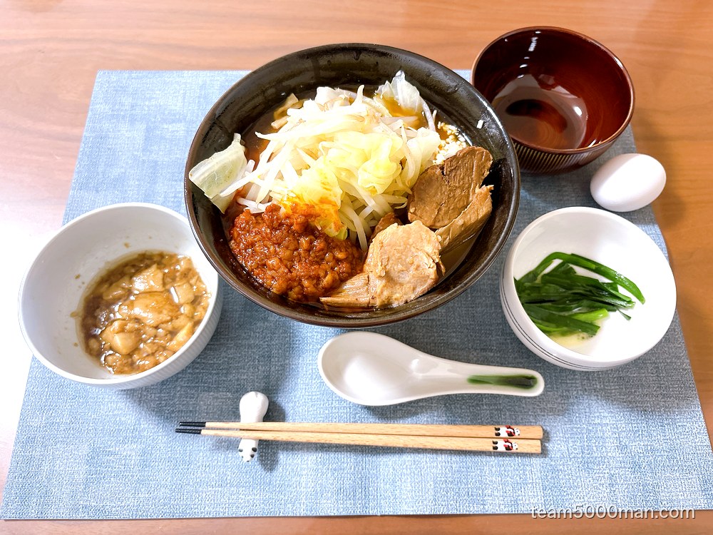 公式が味噌二郎と名乗るマジックの道「魔女が創ったnyan nyan味噌」。味付け脂・ニラバター・生卵を用意して実食