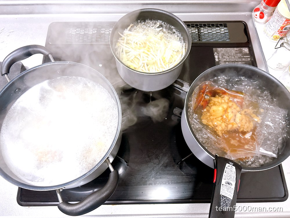 鍋3つを同時進行。麺・ヤサイ・スープと具材の湯せん