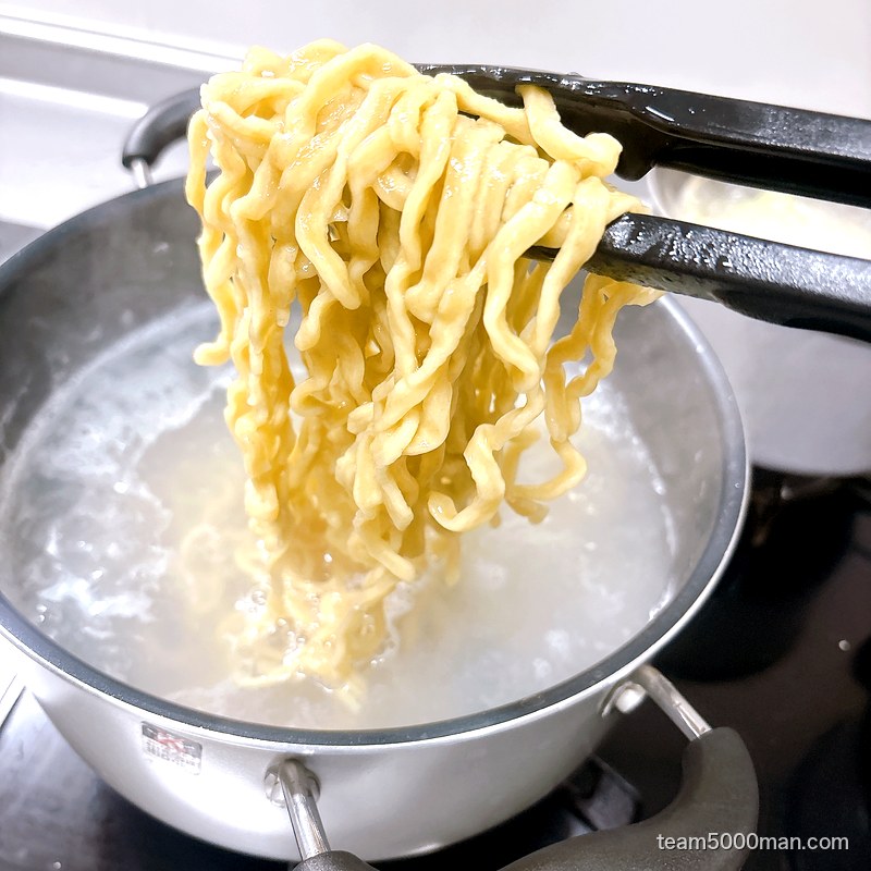 茹で上がった極太麺。5〜6分でこの太さに