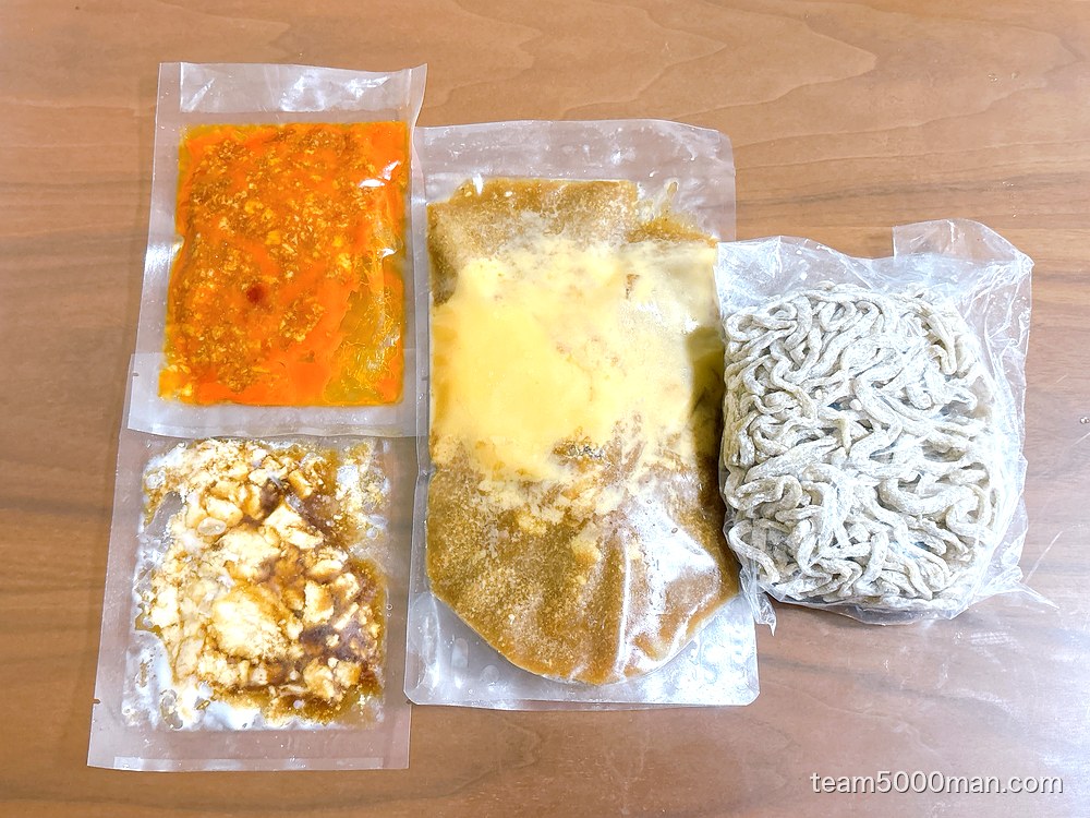 同梱物は麺・具入りスープ・味付け脂・肉味噌の4袋