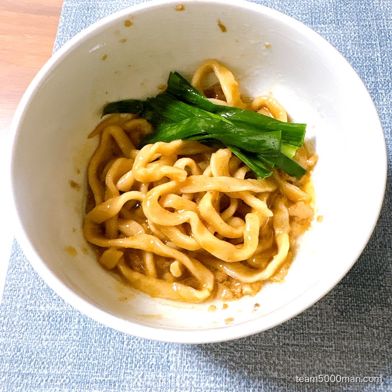 別皿の味付け脂にニラバターを合わせ、麺をディップした一皿