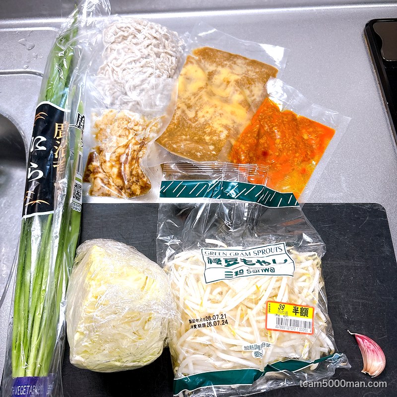 用意したトッピング。もやし・キャベツ・ニラ・ニンニク