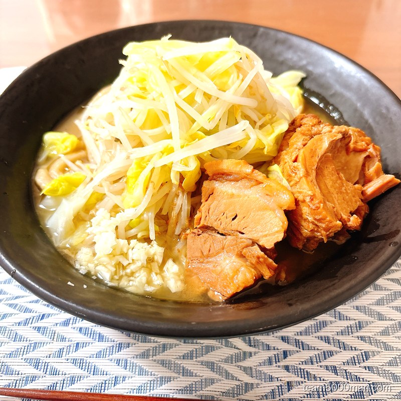 MEN YARD FIGHT ラーメン 完成丼の俯瞰