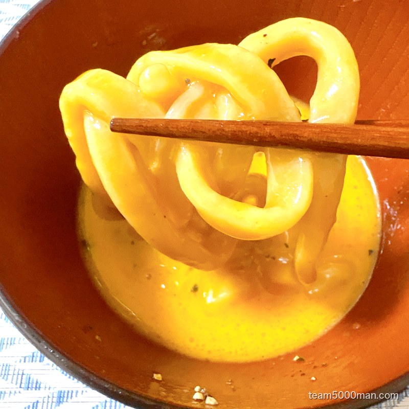 MEN YARD FIGHT 麺を卵黄に絡める