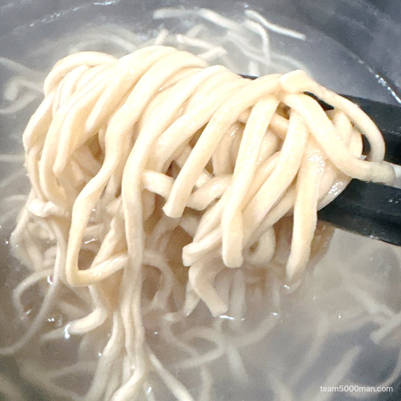 麺屋づかちゃん 中太ストレート麺を茹でているところ