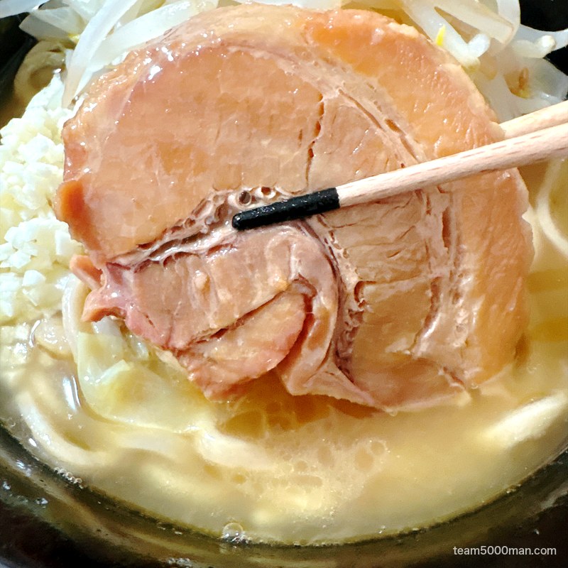 麺屋づかちゃん 分厚い神豚を箸で持ち上げたところ