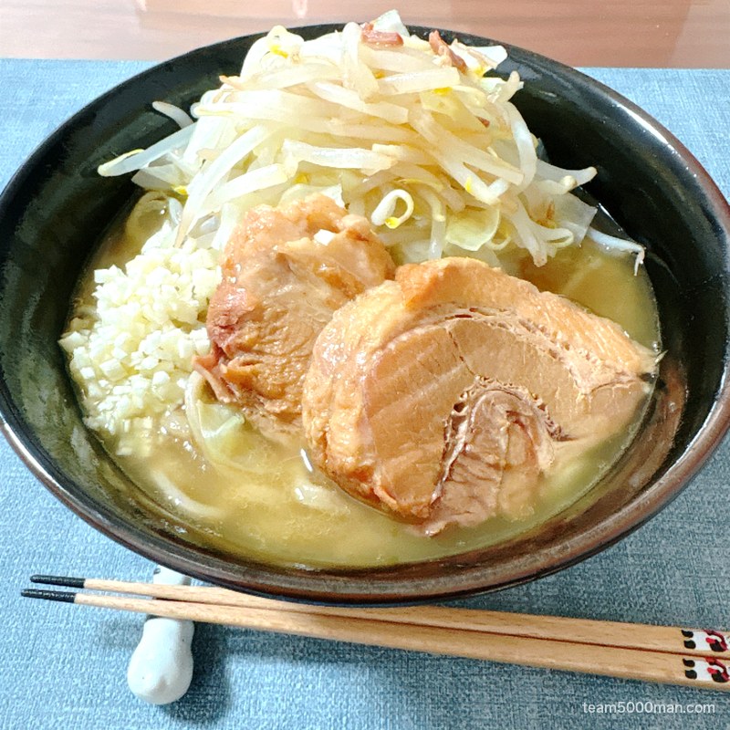 麺屋づかちゃん ラーメンを斜めから