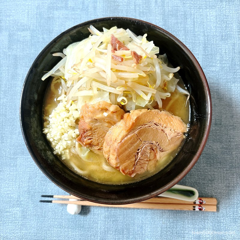 麺屋づかちゃん ラーメンの完成丼を真上から