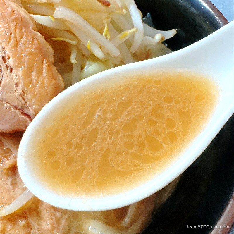 麺屋づかちゃん 濃厚な乳化スープをレンゲですくったところ