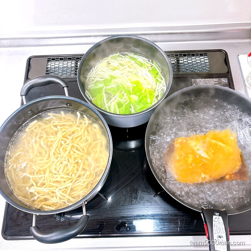 麺屋HERO 鍋で具材を湯煎中