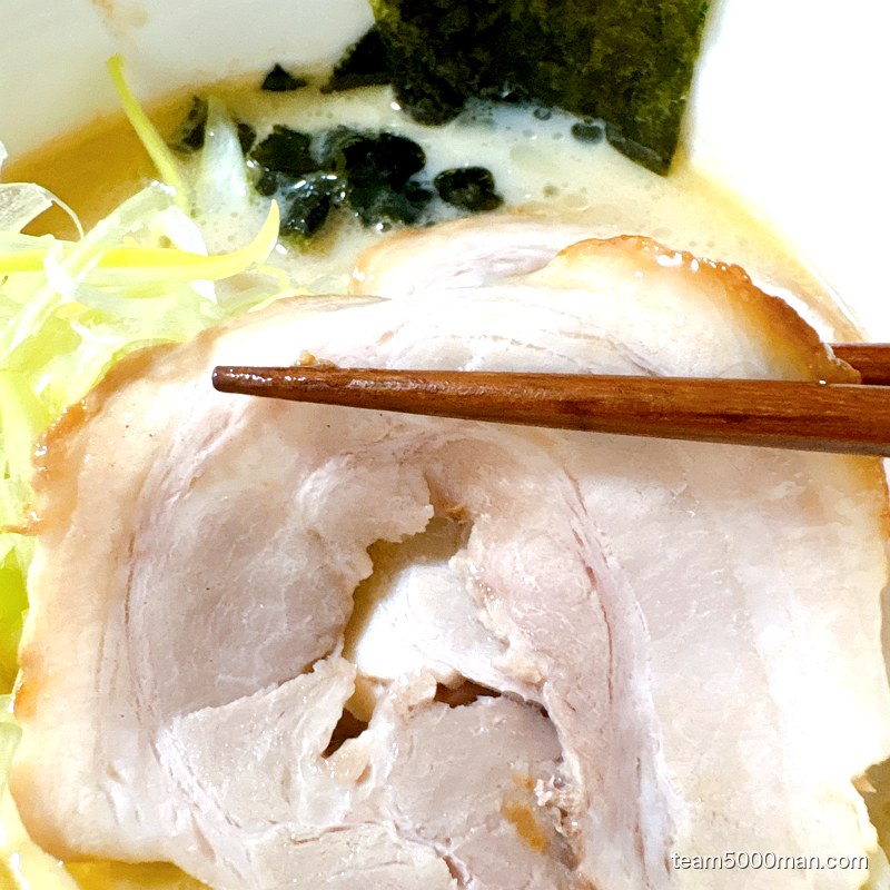 凪ラーメン 豚骨煮干 濃旨の雫 ロールチャーシュー2枚のクローズアップ