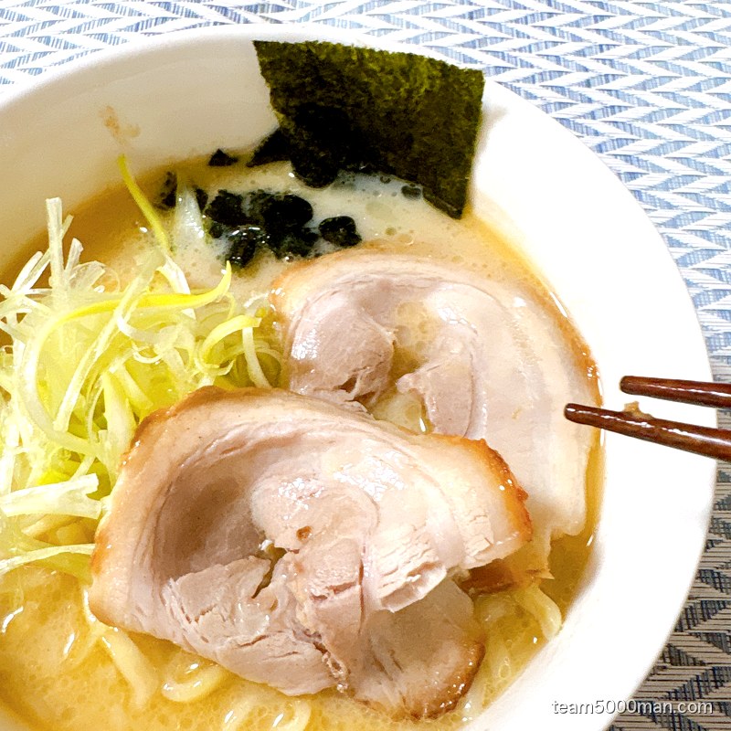 凪ラーメン 豚骨煮干 濃旨の雫 完成丼のサイドビュー