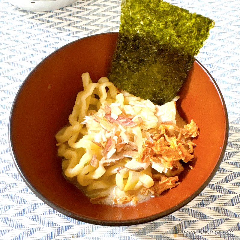 凪ラーメン 豚骨煮干 濃旨の雫 フライドオニオン＋みょうがの完成丼トッピングクローズアップ
