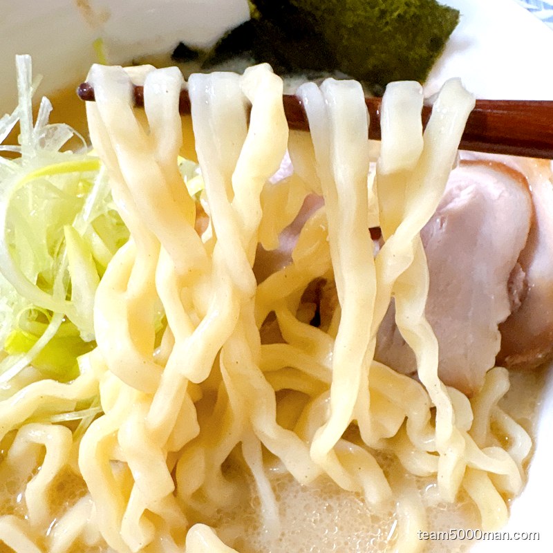 凪ラーメン 豚骨煮干 濃旨の雫 中太ストレート麺のリフト