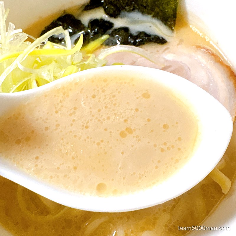 凪ラーメン 豚骨煮干 濃旨の雫 ミルキーなスープのアップ