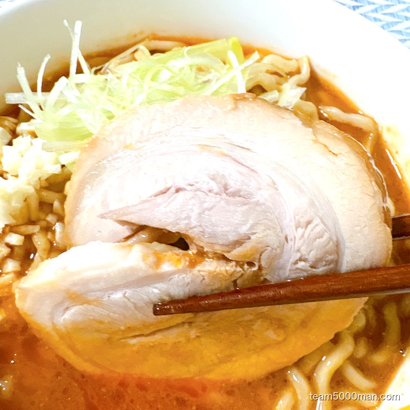 鬼ラーメン 業火の赤辛味噌 大判の煮豚チャーシュー