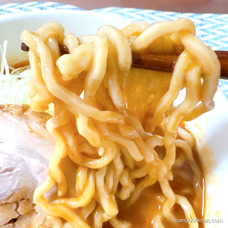 鬼ラーメン 業火の赤辛味噌 中太中華麺のリフト