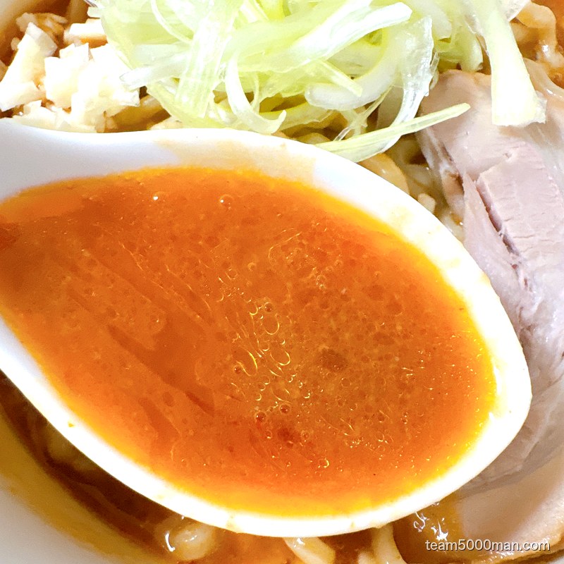 鬼ラーメン 業火の赤辛味噌 赤辛味噌スープのアップ