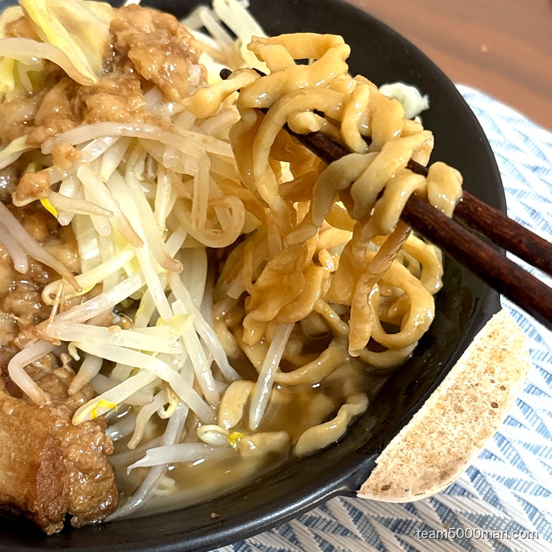 鬼トマとカレーラーメン 麺リフト