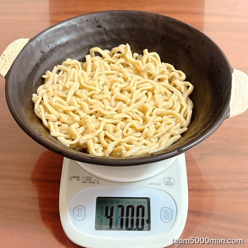 俺の生きる道 夢のラーメンの冷凍麺を袋ごと計量。実測329.5g