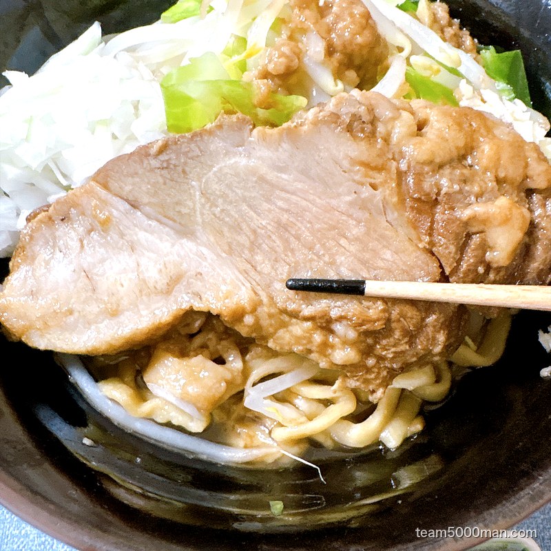 俺の生きる道 汁なしの大判チャーシュー。まるでステーキのような厚み
