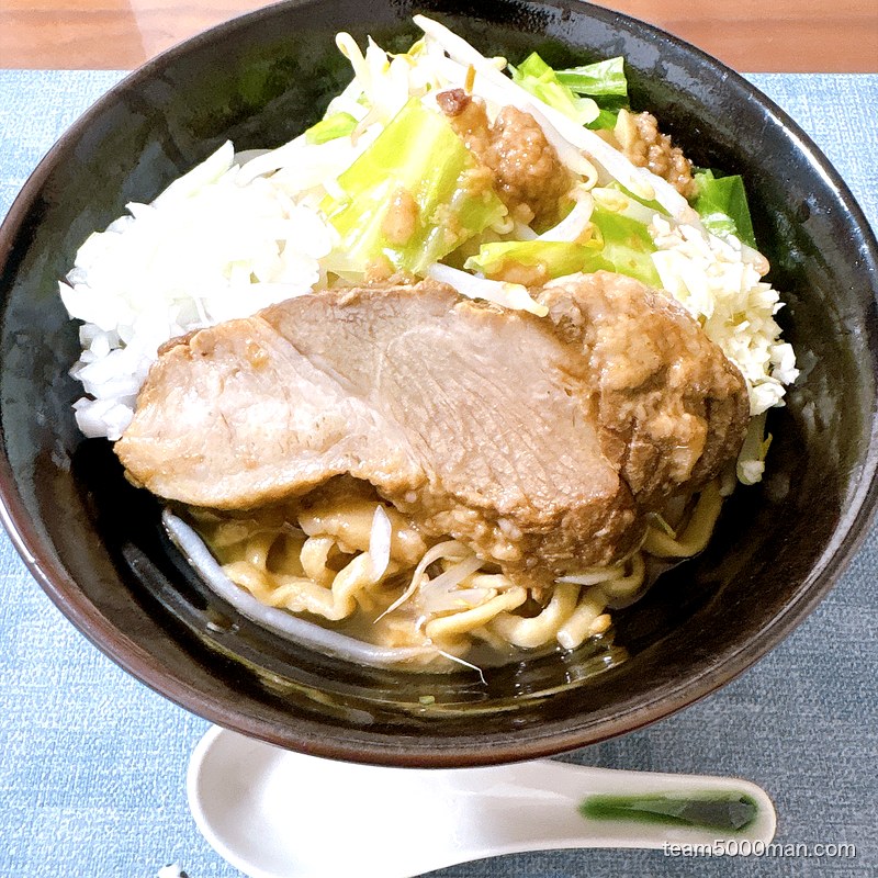 俺の生きる道 汁なしの丼を寄りで。豚の下に極太麺が見える