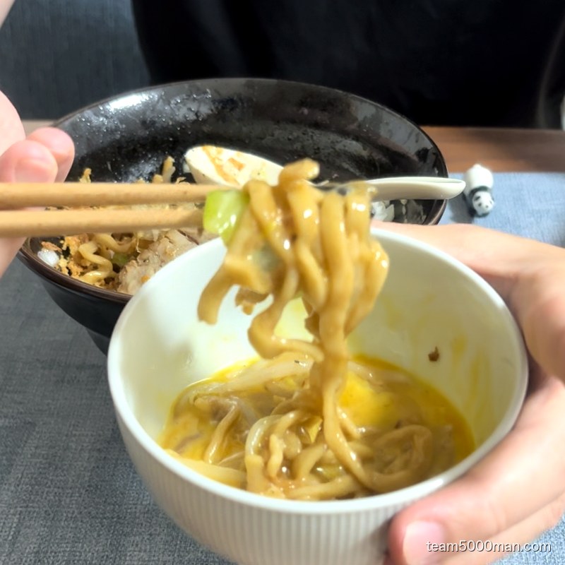 麺を溶き卵にディップしたところ