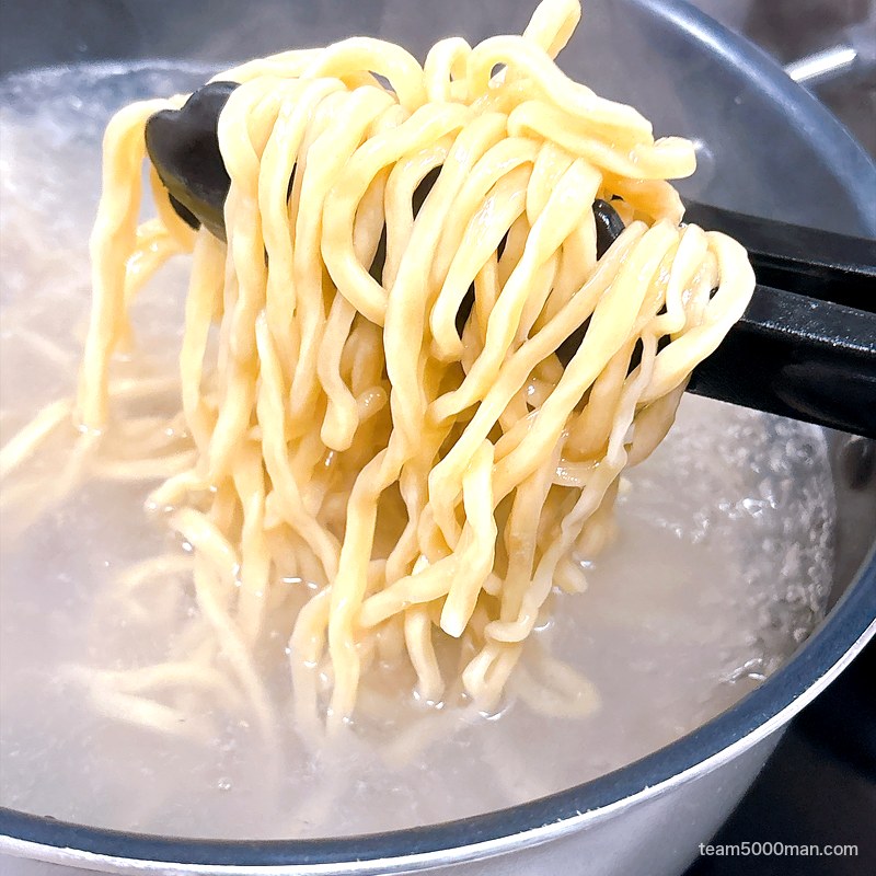らーめん バリ男 茹でている中太麺をトングで持ち上げたところ