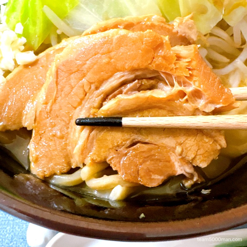らーめん バリ男 柔らかい豚バラチャーシューを箸で持ち上げたところ
