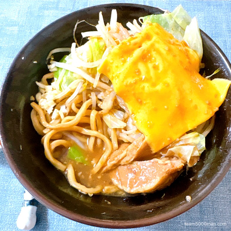 らーめん バリ男 ヤサイの上にチーズをのせたアレンジ