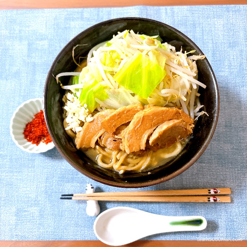 らーめん バリ男 完成丼を真上から 特製唐花の小皿つき
