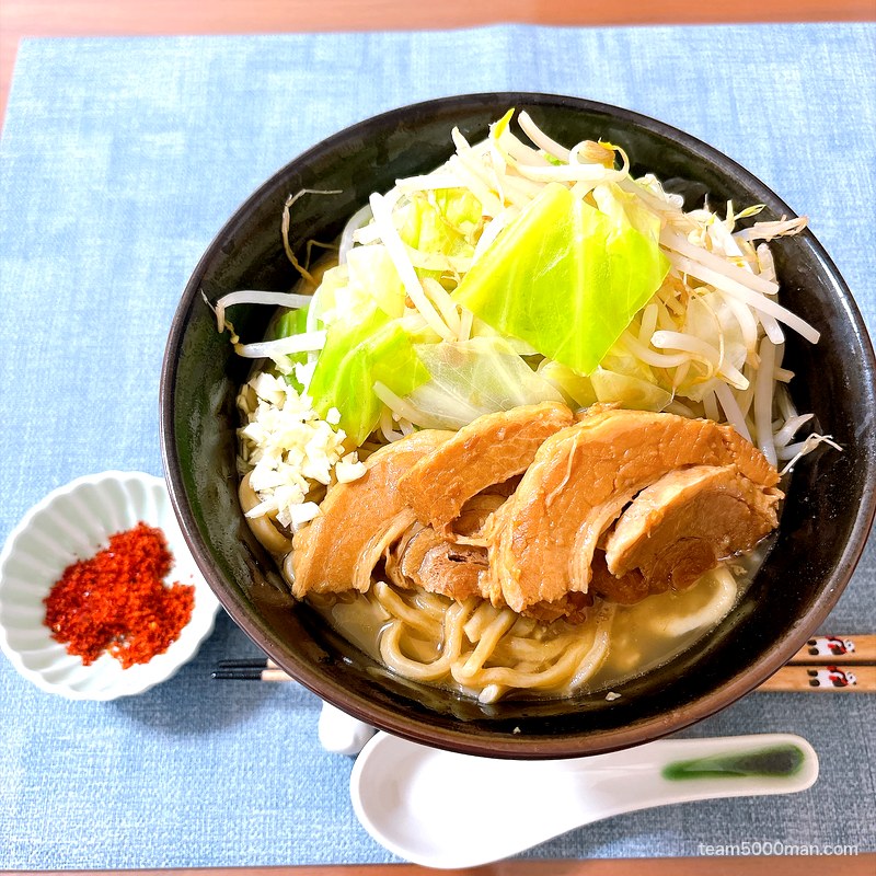 らーめん バリ男 完成丼をテーブルに置いたところ