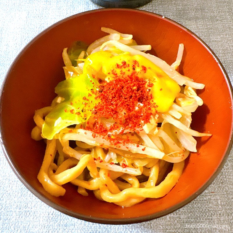 らーめん バリ男 小どんぶりに取り分けて特製唐花をかけたところ