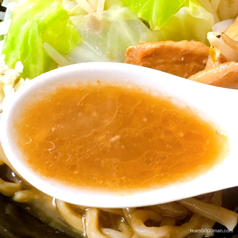 らーめん バリ男 醤油が効いた微乳化スープをレンゲですくったところ