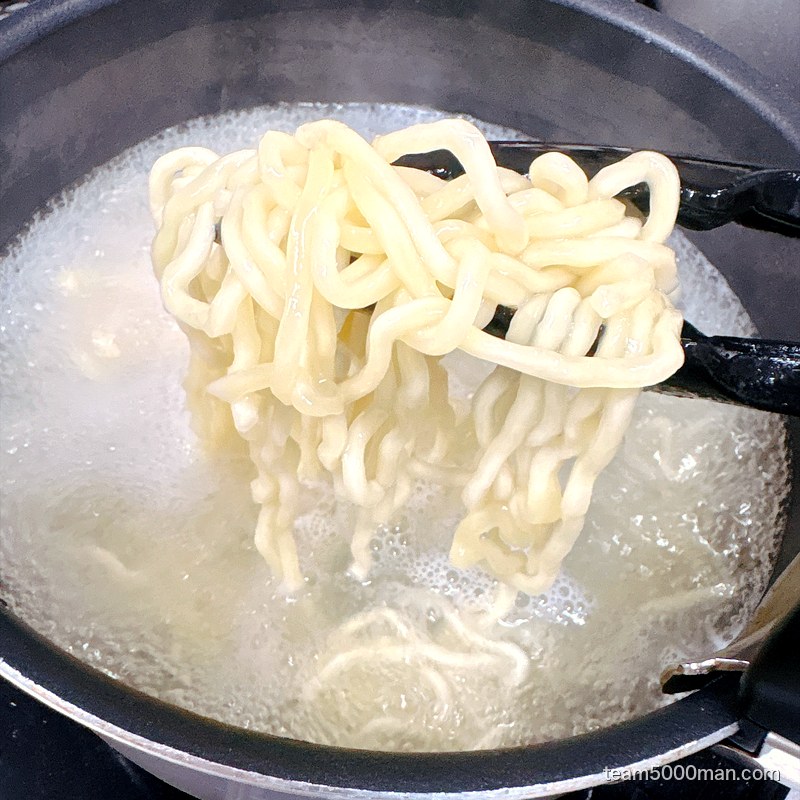 らーめん一二三家 自家製麺を茹でているところ