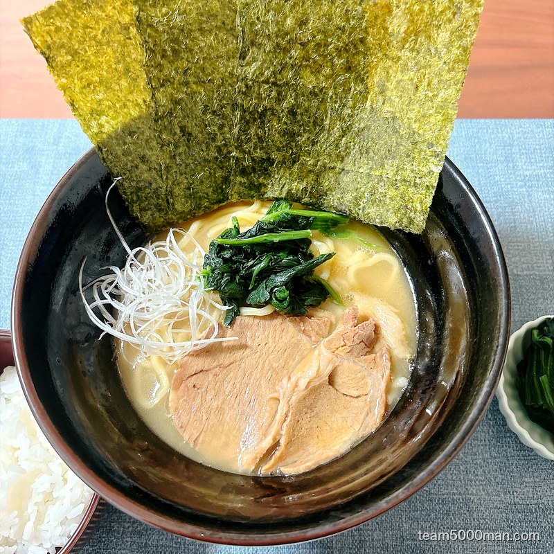 らーめん一二三家 とんこつ醤油ラーメンを斜めから